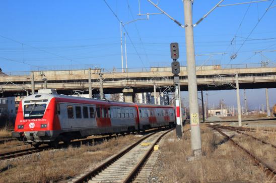 R 10304 der TFC (Transferoviar Călători) bei der Einfahrt in den Bahnhof Galati, Bild vom 31.12.2023