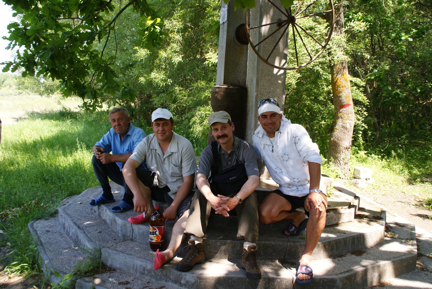 Mitten im Delta - Pause an einen Brunnen im Wald von Caraorman
