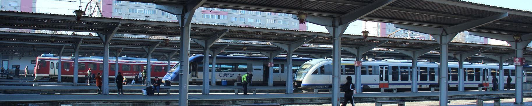 Foto: Im Bahnhof Gara de Nord, Von links nach rechts => Zug von TFC, Zug von der REGIO CALATORI und Zug von der CFR