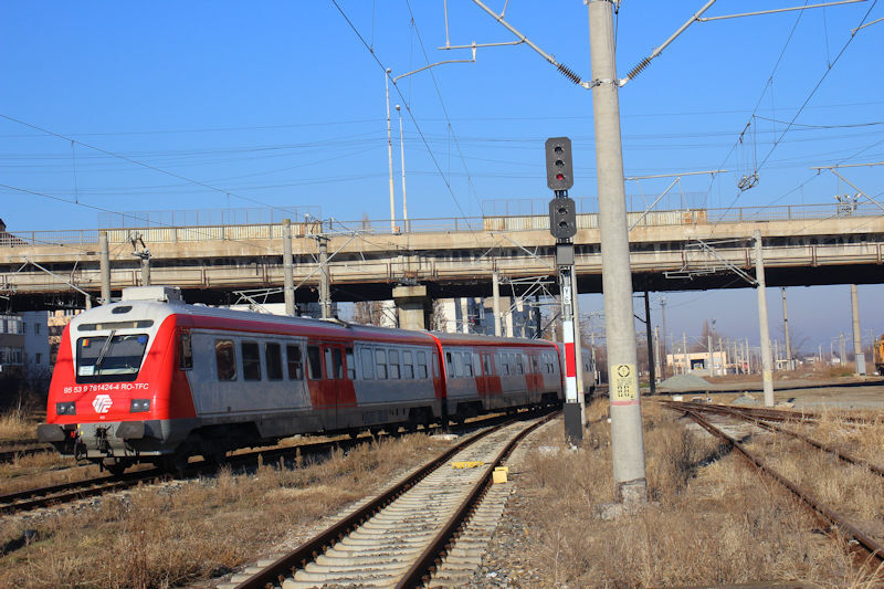 R 10304 der TFC (Transferoviar Călători) bei der Einfahrt in den Bahnhof Galati, Bild vom 31.12.2023