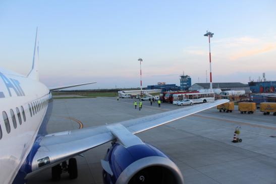 Der Airport in Oradea - Ankunft einer Blue Air Maschine