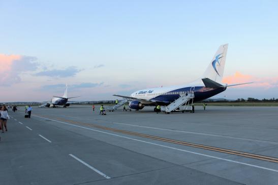 Der Airport in Oradea - Ankunft einer Blue Air Maschine