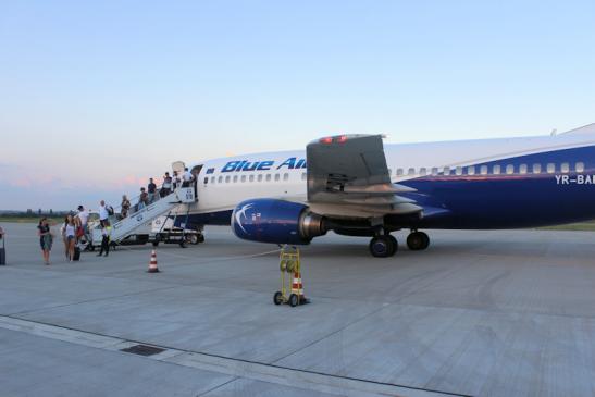 Der Airport in Oradea - Ankunft einer Blue Air Maschine
