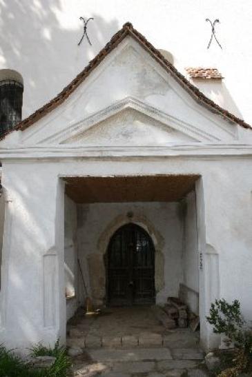 Urlaub in Siebenbürgen: Im Innenhof der Kirchenburg in Apold (Trappold) - Eingang zur Kirche