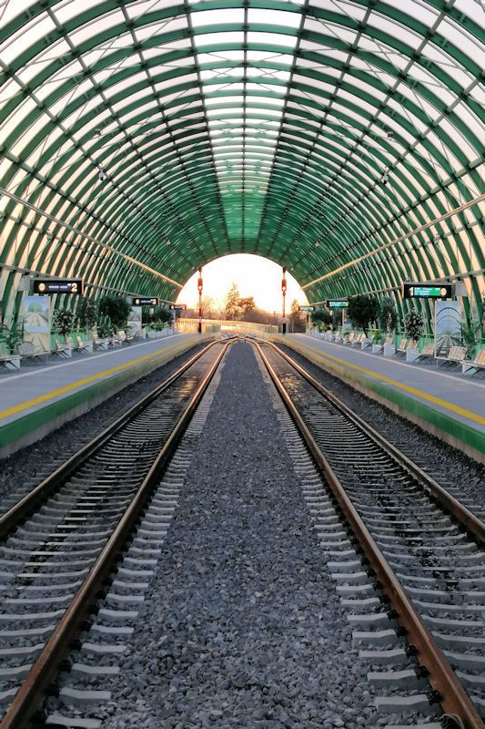 Foto: Der Bahnhof "Aeroport Henri Coandă" - direkt von der Ankunftshalle des   Flughafens Bukarest-Otopeni zu erreichen