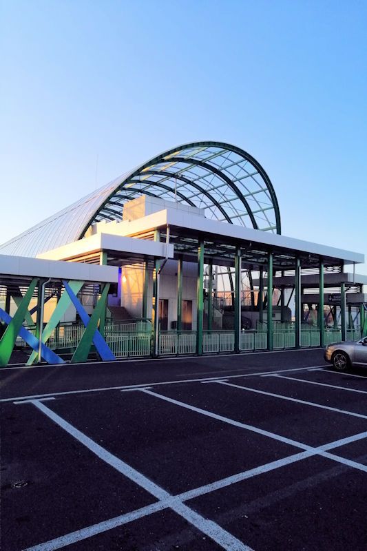 Foto: Der Bahnhof "Aeroport Henri Coandă" - direkt von der Ankunftshalle des Flughafens Bukarest-Otopeni