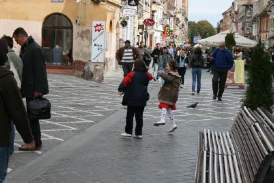 Urlaub in Braşov (Kronstadt): Kinder in der Altstadt von Brasov (Kronstadt)