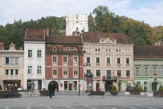 Urlaub in Brasov (Kronstadt): In der Altstadt von Brasov mit Blick auf den Weißen Turm