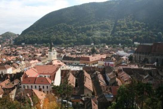 Urlaub in Braşov (Kronstadt): Blick auf die Altstadt von Braşov mit dem Marktpaltz