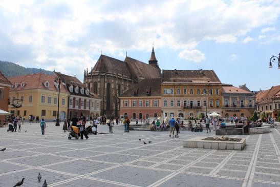 In der Altstadt von Brasov (Kronstadt) - in Hinergrund die "Schwarze Kirche"