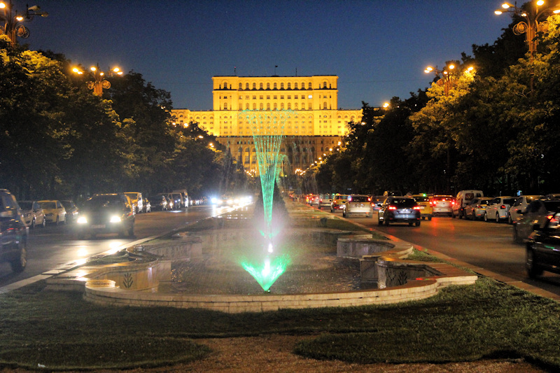 Blick auf den Parlamentspalast in Bukarest