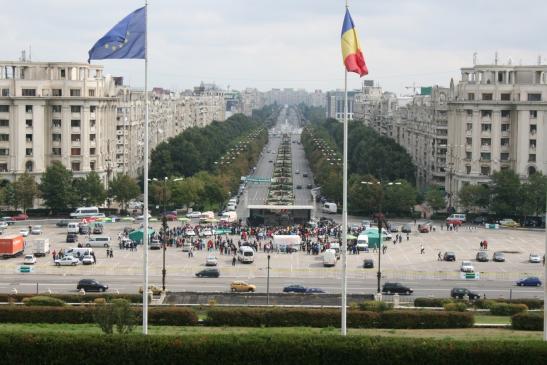 Urlaub in Bukarest: Bukarest - Strata Unirii vom Parlamentspalast aus gesehen