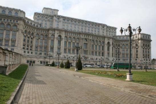 Zum Besuchereingang des Parlamentspalastes in Bukarest