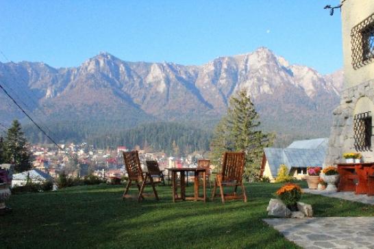 Urlaub in Bușteni: Blick von der Vila Leonida zum Bucegi-Massiv