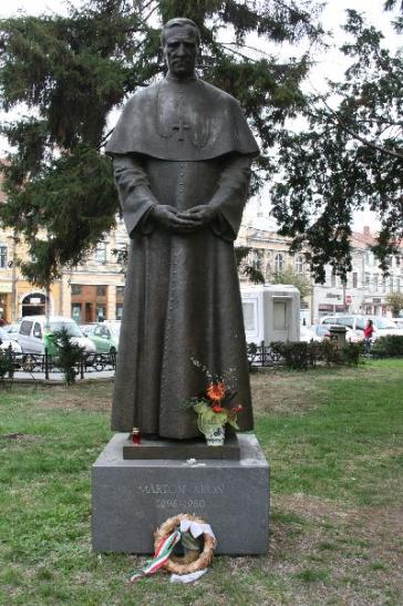 Bishof Márton Aron - vor der Michaelskirche in Cluj-Nopoca 