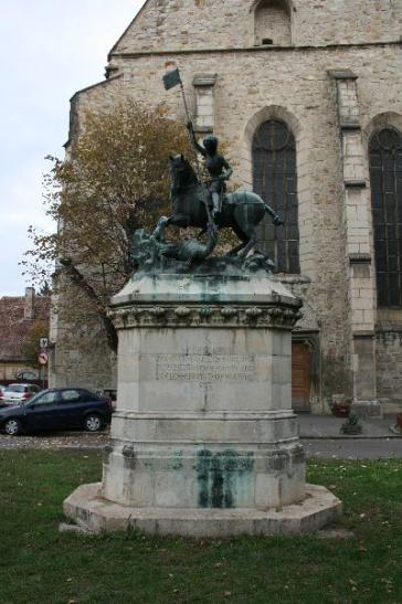 Reformierte Kirche mit Statue des Heiligen Georg in Cluj-Napoca