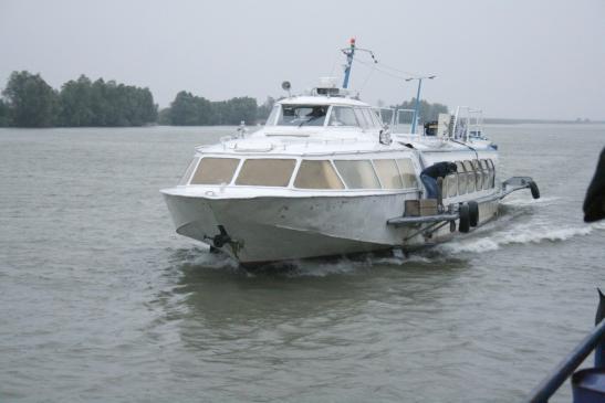 Im Donaudelta: An der Anlegestelle von Crisan mit einem Schnellboot