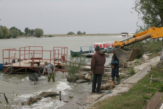 Im Donaudelta: Sicherungsmaßnahmen am Ufer der Donau in Crisan