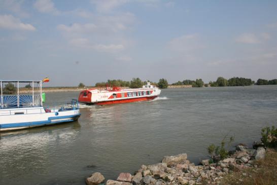 Im Donaudelta: Blick auf die Donau mit einer Fähre und einem Schnellboot