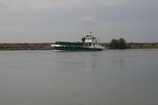 Im Doanudelta: Schiffsverkehr auf der Donau bei Crisan