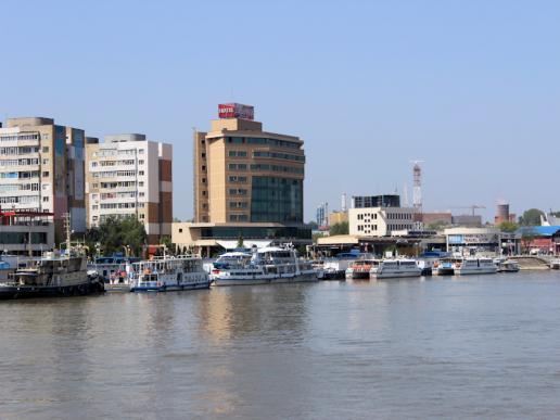 Urlaub in Tulcea - Foto: Blick auf die Uferpromenade von Tulcea