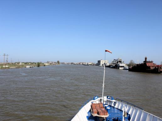 Urlaub im Rumänien: Mit dem Schiff nach Sulina - Foto:  Einfahrt nach Sulina