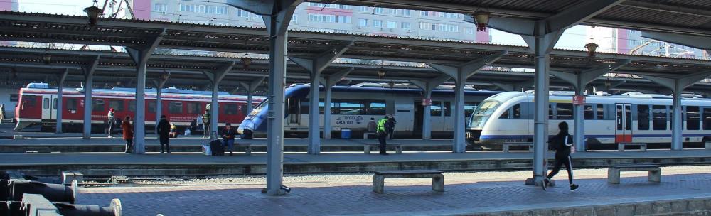 Foto: Im Bahnhof "Gara de Nord" in Bukarest - Bildmitte: ein Zug der Regio Calatori 