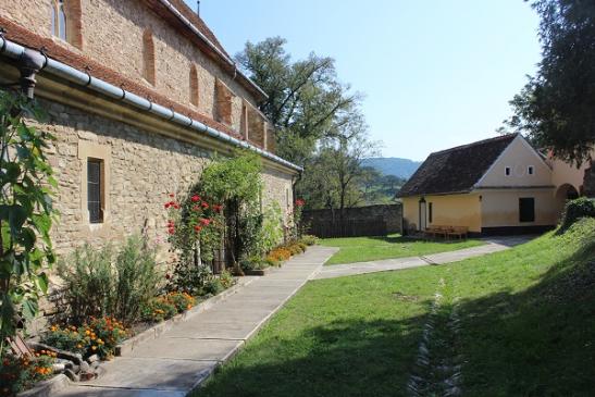 Im Hof von der Kirchenburgenin Malancrav (Malmkrog)