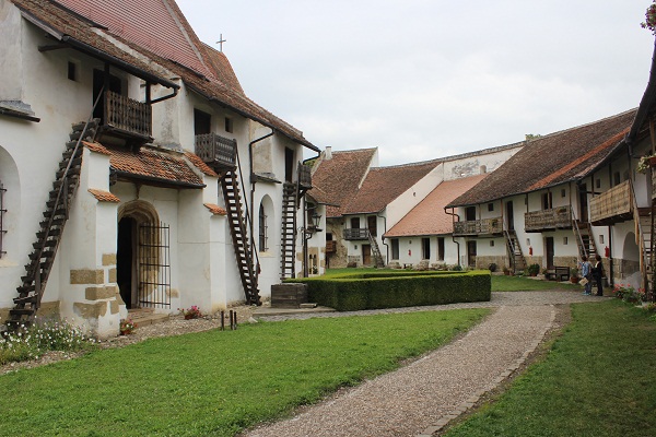  Im Innenbereich der Kirchenburg in Hărman (Honigberg) bei Braşov (Kronstadt)