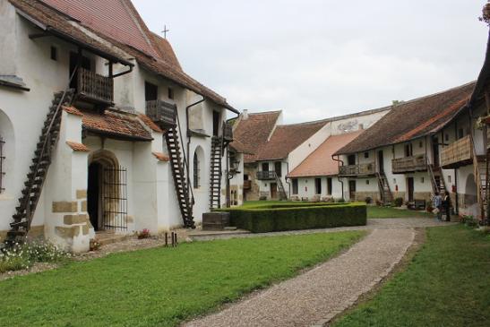 Im Innenhof der Kirchenburg in Hărman (Honigberg)