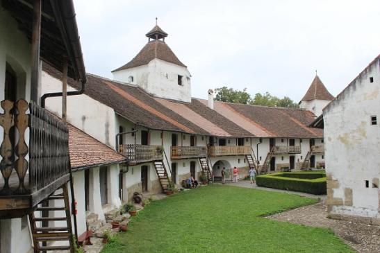 Im Innenhof der Kirchenburg in Hărman (Honigberg)