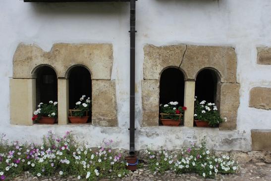 Im Innenhof der Kirchenburg in Hărman (Honigberg)