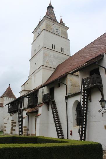 Im Innenhof der Kirchenburg in Hărman (Honigberg)