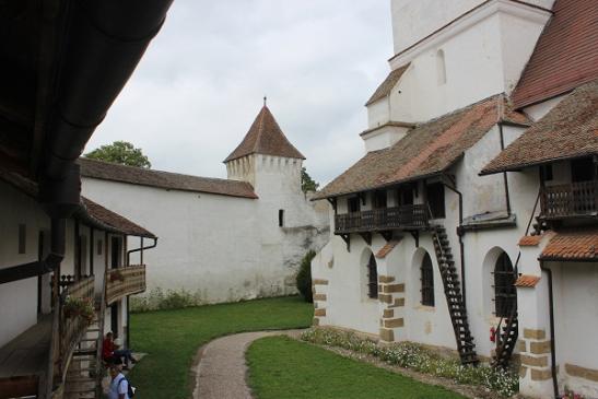 Im Innenhof der Kirchenburg in Hărman (Honigberg)