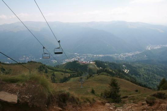 Urlaub in Sinaia: Blick von der Seilbahn auf Sinaia in den Karpaten