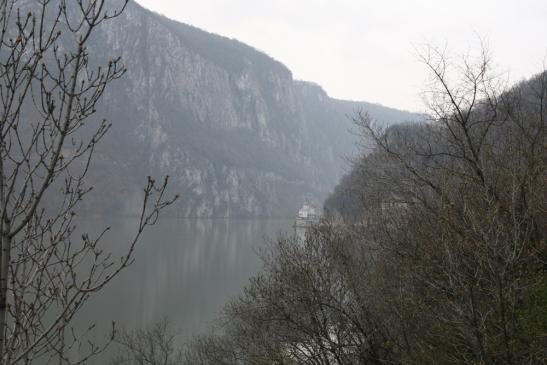 Urlaub in Dubova: Auf der Donau bei Dubova mit Blick auf eine kleine orthodoxe Kirche 