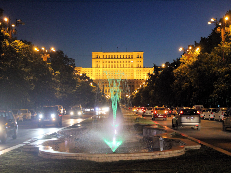 Der Parlamentspalast bei Nacht