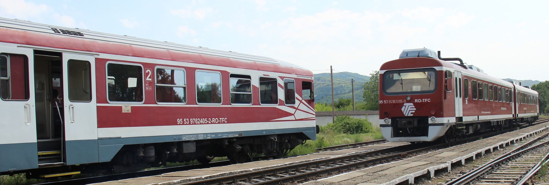 Triebwagenzüge 95 53 9783215-0 RO-TFC und 95 53 9762405-2-RO-TFC im Bahnhof Patirlagele - 9. August 2022