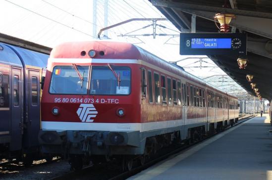 R 10071 im Bahnhof "Gara de Nord", Zug von Bukarest nach Galati - Triebwagen 95 80 0614 073 4 D-TFC, Bild vom 19.2.2022