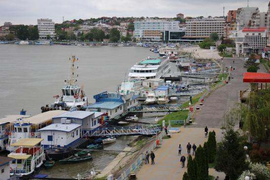 Urlaub in Tulcea - Foto: Blick auf die Uferpromenade und auf den Hafen in Tulcea