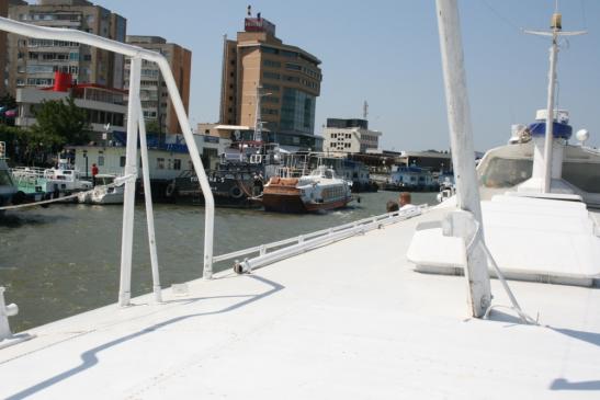 Urlaub in Tulcea - Foto: Blick auf die Uferpromenade und auf den Hafen in Tulcea