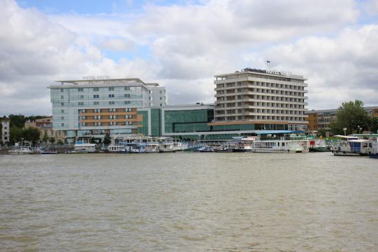 Urlaub in Tulcea - Foto: Blick auf die Uferpromenade von Tulcea + Hotels Delta *** und Delta ****