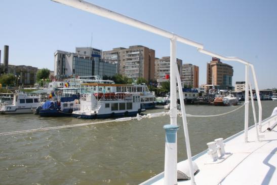 Urlaub in Tulcea - Foto: Blick auf die Uferpromenade und auf den Hafen in Tulcea