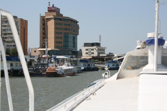 Urlaub in Tulcea - Foto: Blick auf die Uferpromenade und auf den Hafen in Tulcea