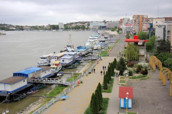 Urlaub in Tulcea - Foto: Blick auf die Uferpromenade und auf den Hafen in Tulcea