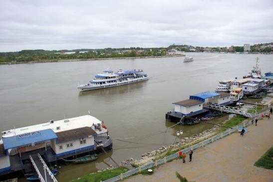 Urlaub in Tulcea - Foto: Blick auf die Uferpromenade und auf den Hafen in Tulcea